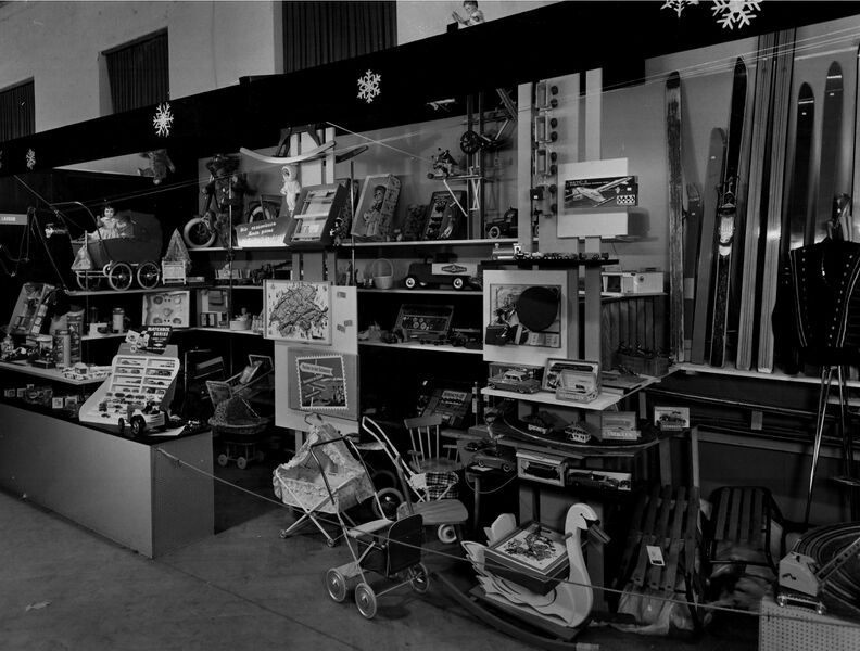 Datei:Weihnachtsausstellung Hirschensaal Spielwaren Alfred Laudan.jpeg