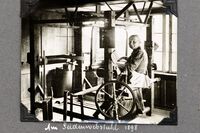 Arbeiterin am Seidenwebstuhl 1898