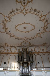 Mathis-Orgel und Stuckdecke der reformierten Kirche
