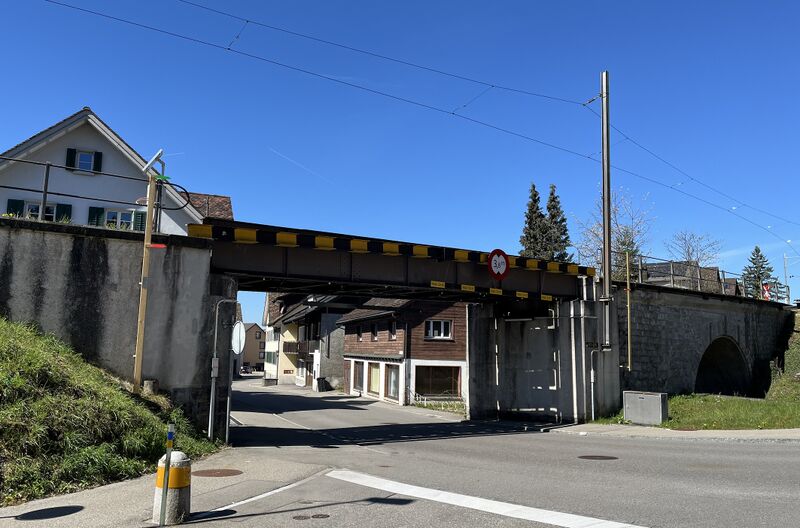 Datei:20260407 Bahnbrücke Ringwilerstrasse Hinwil Baugespann.jpeg