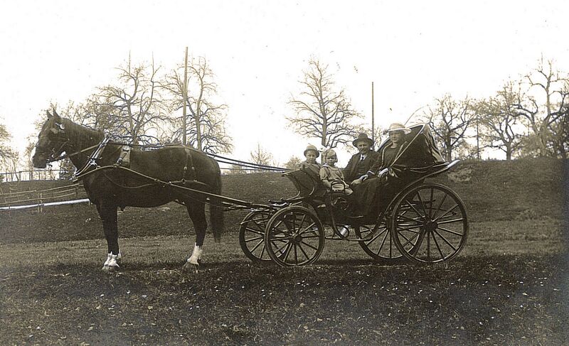 Datei:19260000 Familie Arnold Knecht Pferdefuhrwerk.jpg