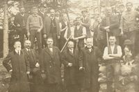 Historiker besuchen den Burghügel Bernegg, 1926