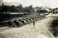 Fahrende Mitrailleure beim Bahnhof Hinwil 1927