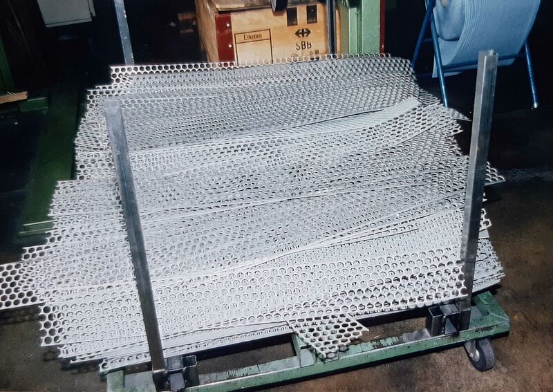 Datei:19940606 Abfallstücke der Stanzmaschine.jpg