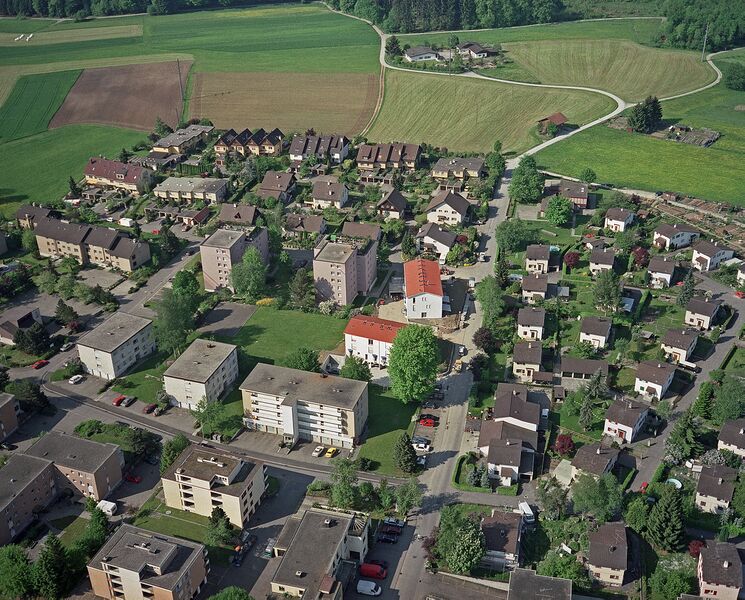 Datei:19980500 Luftbild Hinwil Fröschlezzen.jpg