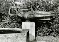 Figur <i>Justitia</i> vor dem Bezirksgebäude, 1970