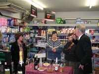 Apéro im Laden Girenbad am Tag der Schliessung, 2004