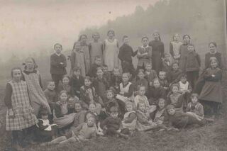 1.-6. Klasse Girenbad, Lehrerin Martha Hürlimann, 1925