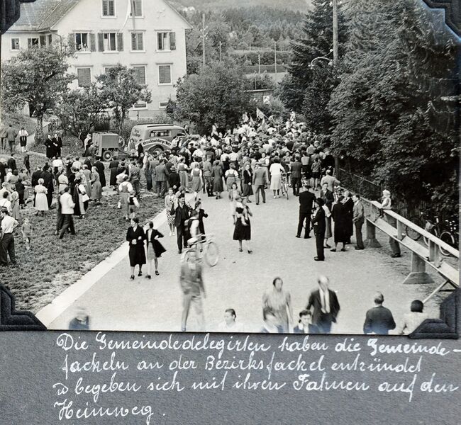 Datei:19410801 Bundesfeier Hinwil Gemeindefackeln.jpg