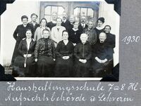 Aufsichtsbehörde und Lehrerin der Haushaltungsschule, 1930