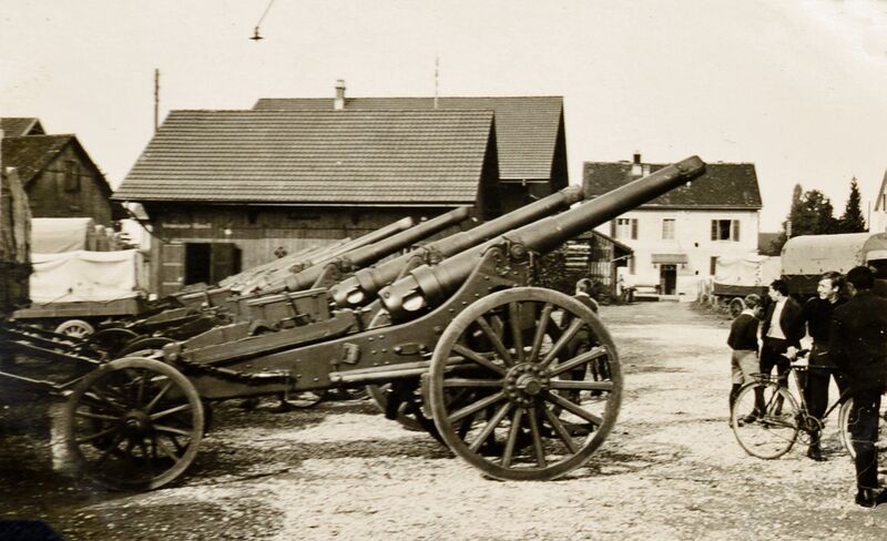 Datei:144 Radgürtelkanonen in Hinwil, 1943.jpg