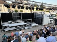 Theaterbühne auf dem Gemeindeplatz, 20. Juni 2025
