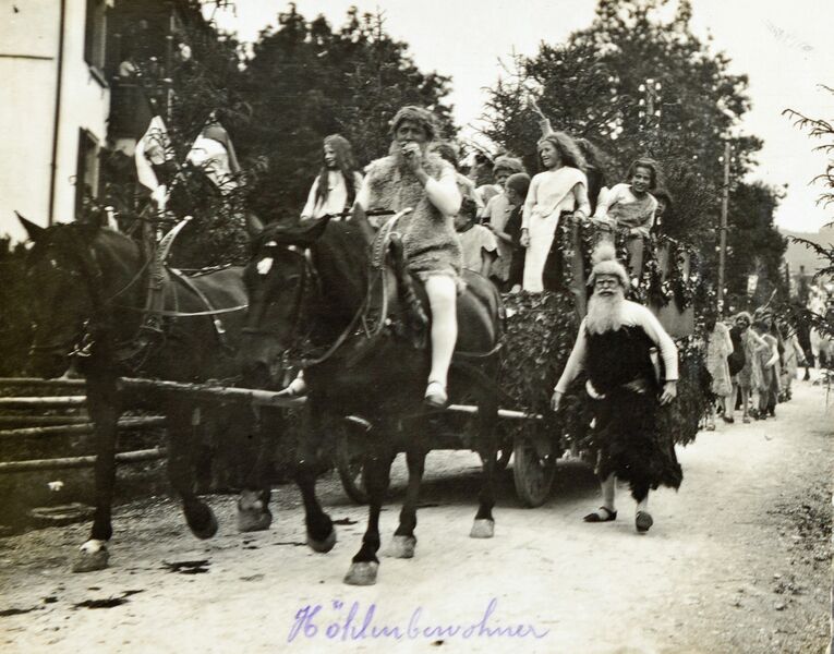 Datei:19130000 Festspiel Hinwil Höhlenbewohner 1.jpg