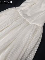 Weisses Kleid mit Unterrock