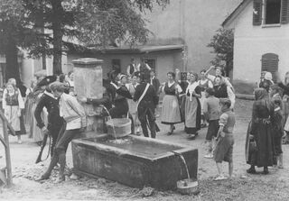 Freilichtspiele 1946: Nauer wird an den Brunnen gefesselt