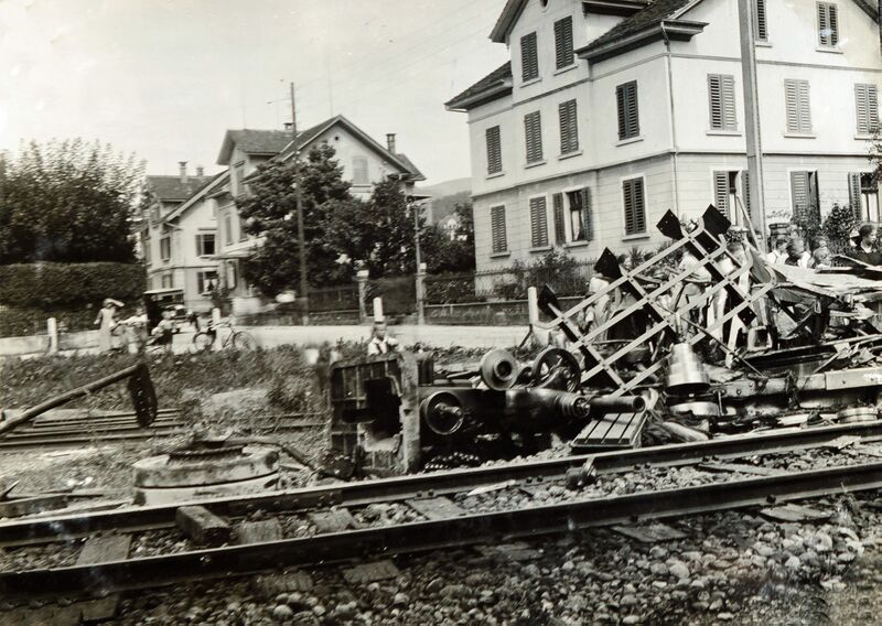 Datei:19270818 Dürntnerstrasse 39 Hinwil Bahnunfall.jpg