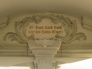 Spruch über dem Portal ref. Kirche
