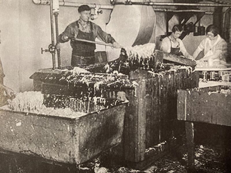 Datei:Masshard Sauerkraut, Kabis wird eingesalzt.jpg