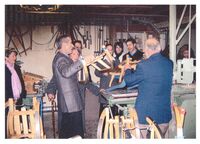 Alfred Laudan in seiner Werkstatt (blauer Blazer rechts), undatiert