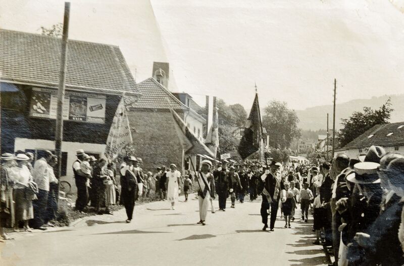 Datei:19370606 Musikfest Hinwil Bachtelstrasse 01.jpg