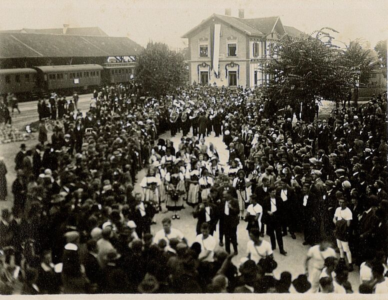 Datei:19261003 Bahnjubiläum Umzug Bahnhof Hinwil.jpg