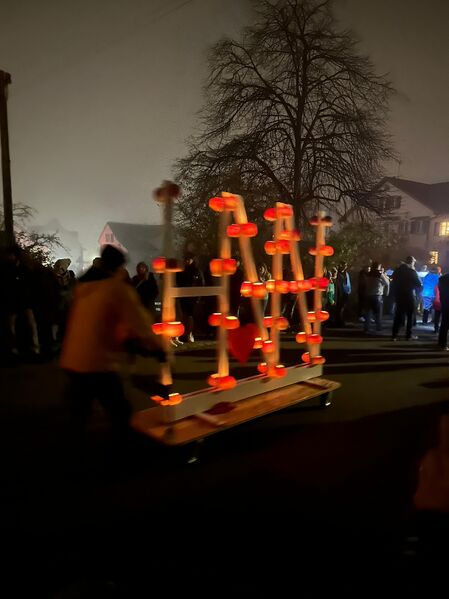 Datei:20251107 Räbeliechtli Hinwil VVH Wagen.jpeg