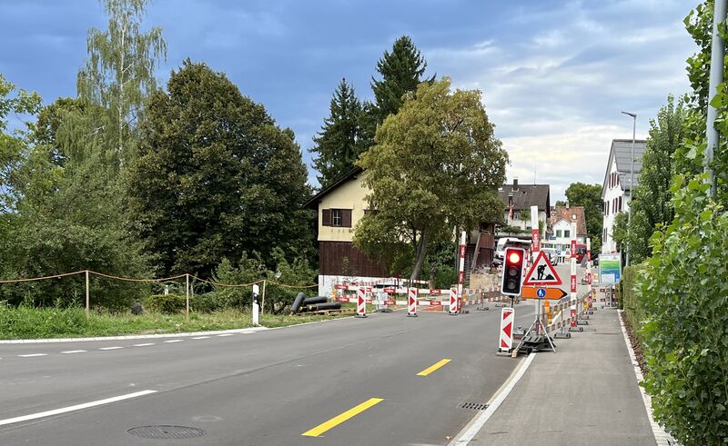 Datei:20260827 Walderstrasse Hinwil Bauarbeiten Fernwärme.JPG
