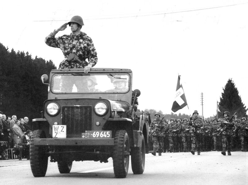 Datei:19761202 Vorbeimarsch Bossikon Bataillonskommandant.jpg
