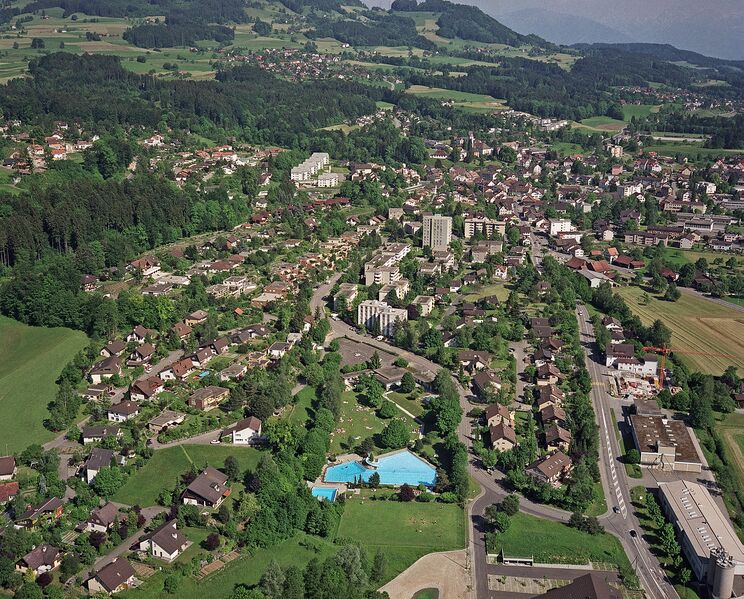 Datei:19970500 Luftbild Hinwil Badi Wihaldenstrasse.jpg