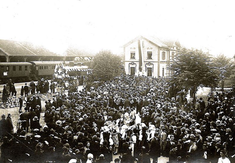 Datei:19261003 Bahnjubiläum Menschenmenge Bahnhof Hinwil.jpg