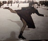 Dora Neukom mit ihrem braunen Schlittschuh-Kostüm