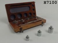 Zwei Hängewaagen und Gewichtssteine