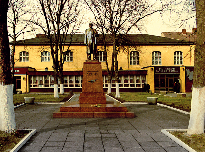 Datei:Vorplatz, 1990 © H. J. Richter.jpg