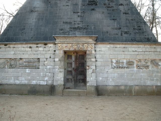 Datei:Pyramide - Eingang.jpg