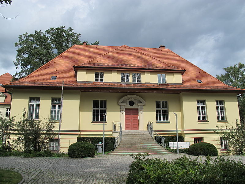 Datei:Haupteingang, 2013 wiki.jpg