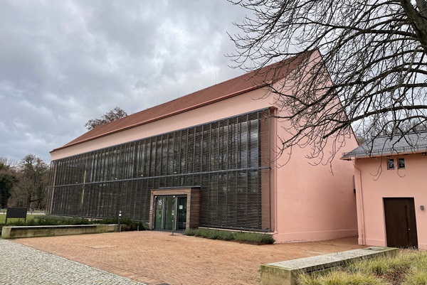 Datei:Abraham Geiger Kolleg Orangerie.jpg