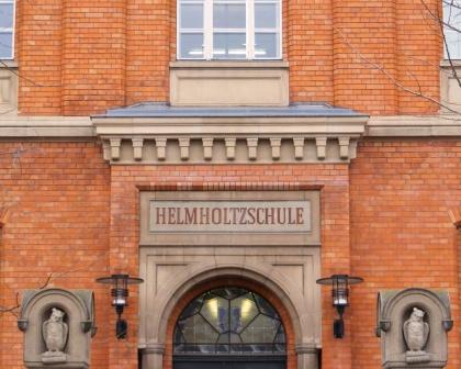 Datei:090120HelmholtzschuleEingang.jpg