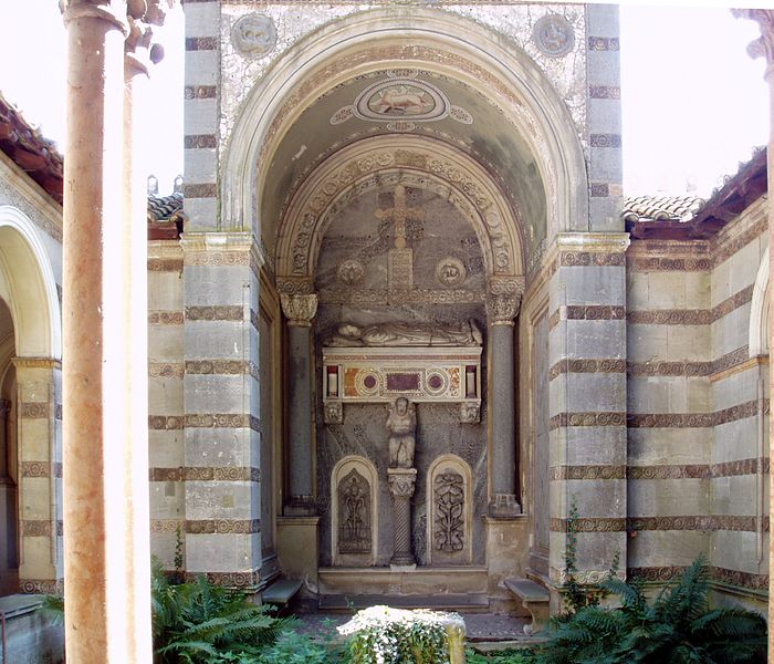 Datei:Apsis mit Sarkophag, 2005 wiki.jpg