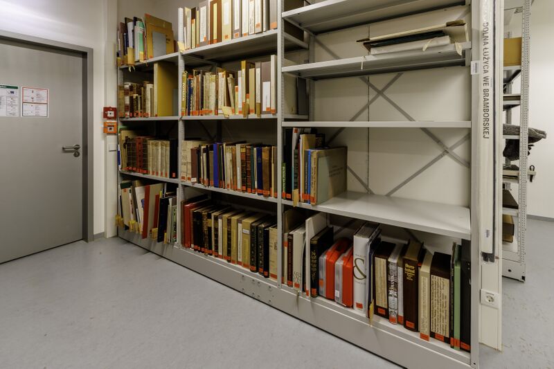 Datei:003 Magazin der Bibliothek .jpg