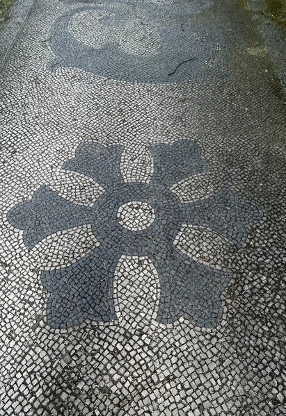 Datei:Schmuckmosaik BerlinerStr34 2.jpg