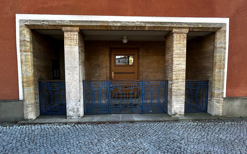 Datei:Eingangsportal Behlertstrasse.jpg
