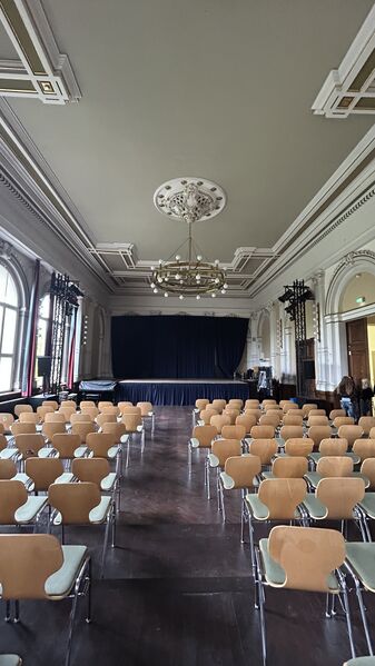 Datei:Einstein Gymnasium (1).jpeg