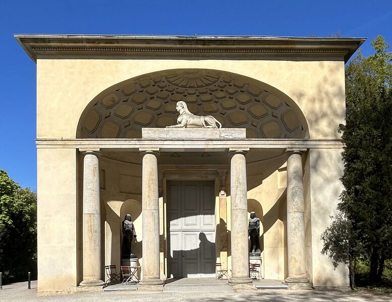 Datei:Orangerie Ägyptisches Portal.jpg