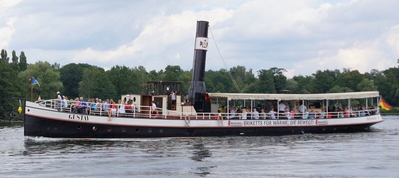 Datei:Dampfer Gustav vor Sacrow.JPG