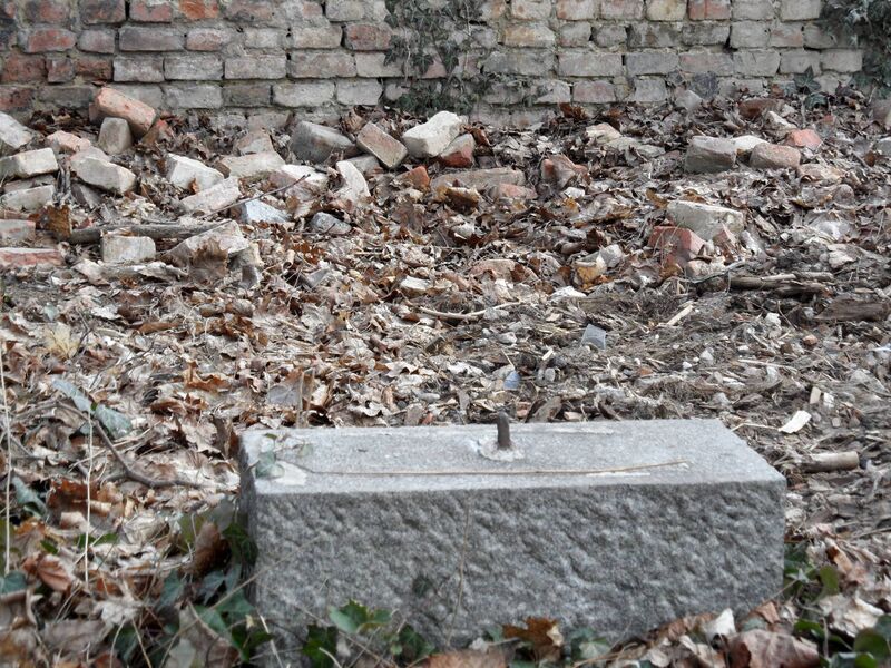 Datei:Nowaweser Waisenfriedhof 2011, Sockel.jpg