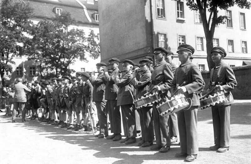 Datei:Zöglinge, Musikkapelle auf dem Hof, 1931; 102-11920.jpg