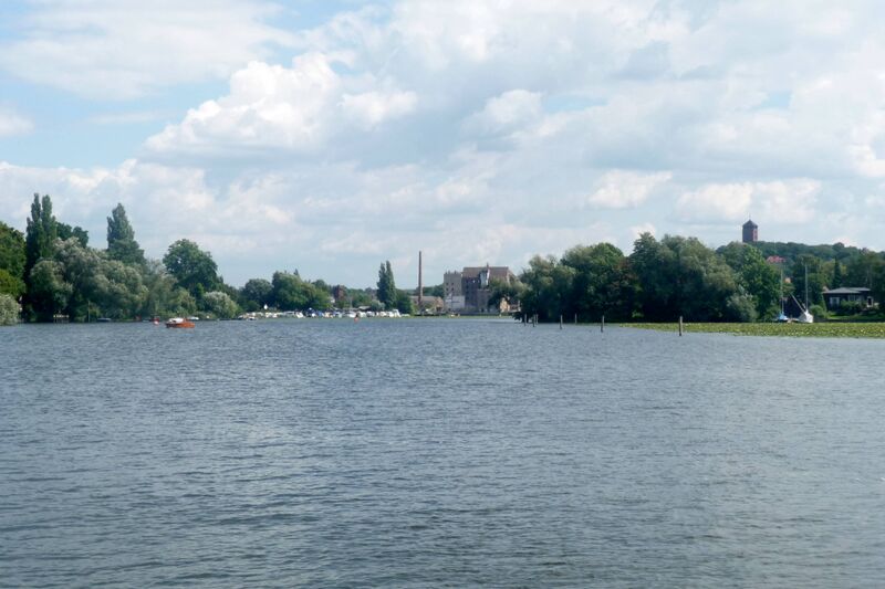 Datei:Havel mit Speicherstadt, re. Hermannswerder; 2010.jpg