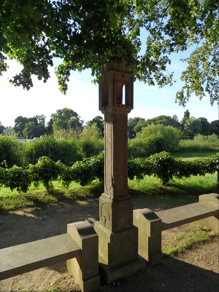 Datei:Laternensäule unweit Kleines Schloß, 07.2012.jpg