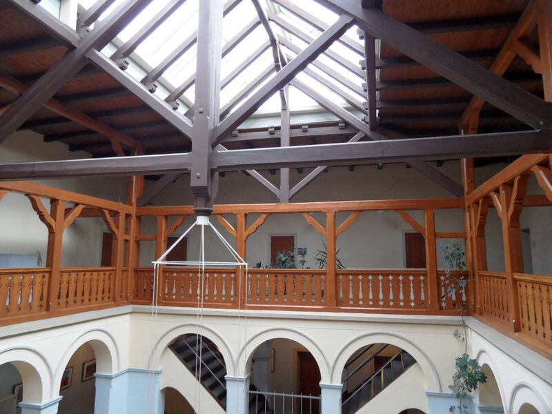 Datei:Unter Dach, 2013.jpg