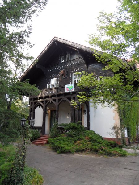 Datei:Villa Fernbach, Karl-Marx-Str. 4; 08.2012.jpg